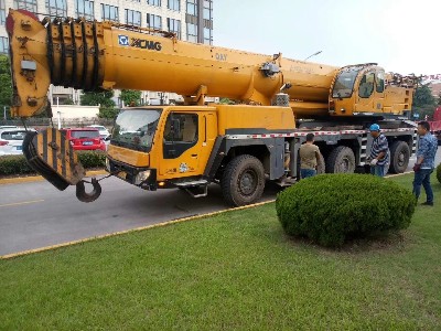 220吊車配合氣墊搬運(yùn)蘋果公司設(shè)備